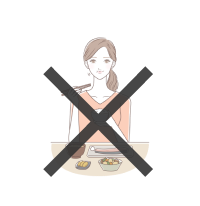 バツ印のついた食事中の女性