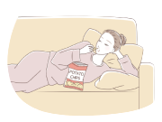 ソファで寛ぐ女性